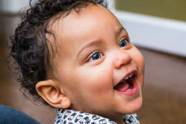 ¿Es recomendable que mi hijo o hija entre solo al dentista?